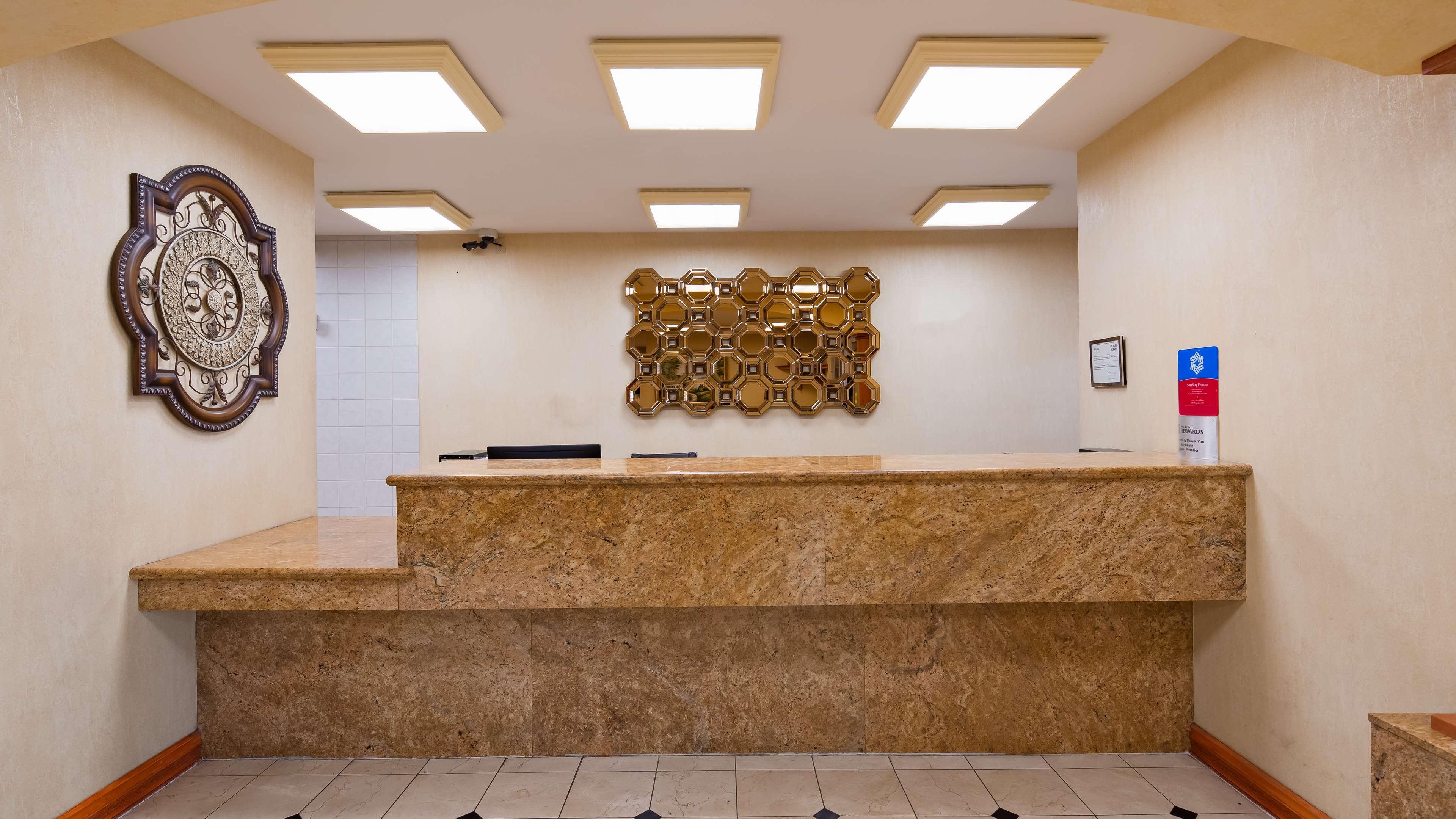 Surestay Plus Hotel By Best Western Мескит Экстерьер фото